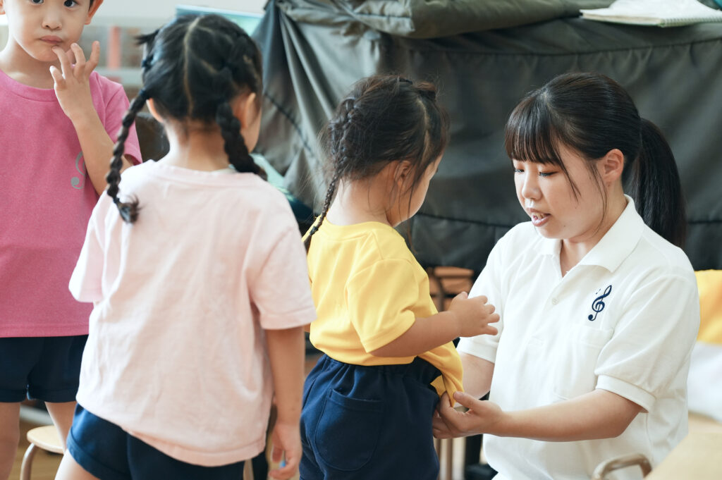 子どもと目線を合わせて関わる先生